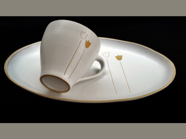 Ovale Platte mit Tasse, geritztes Dekor
