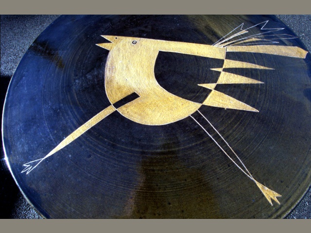 Detail Tischplatte, eingeritzter Vogel